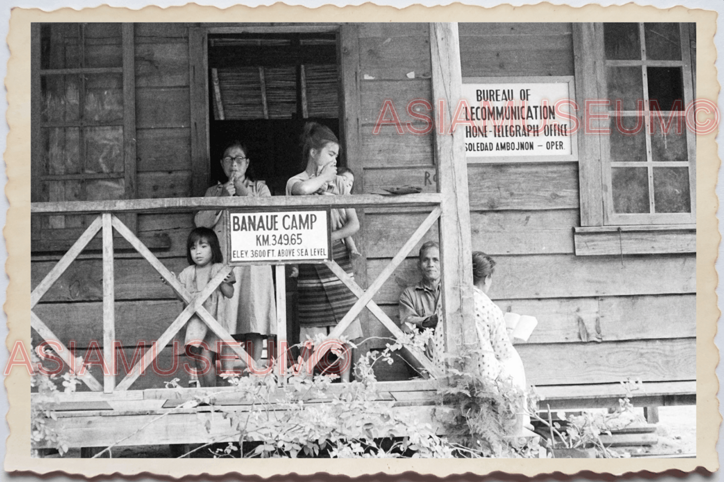 50s PHILIPPINES MOUNTAIN TRIBE BANAUE HOUSE WOMEN CHILDREN Vintage Photo 24196