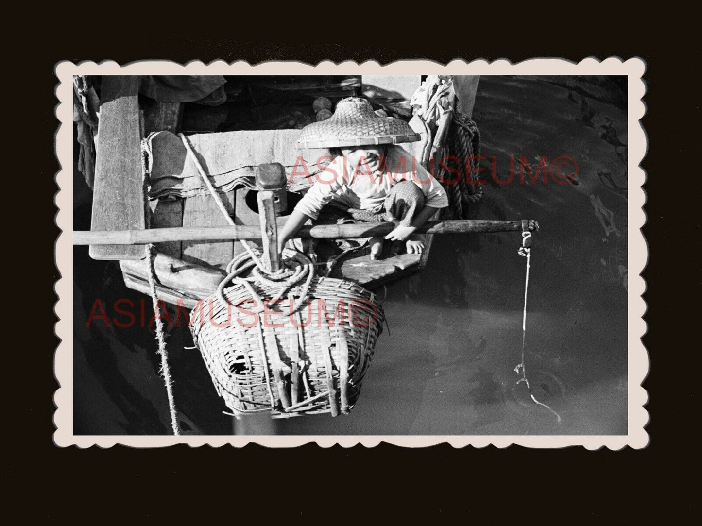 1940's Girl Straw Hat Sampan Boat Aberdeen  B&W old Hong Kong Photo 香港旧照片 #3001