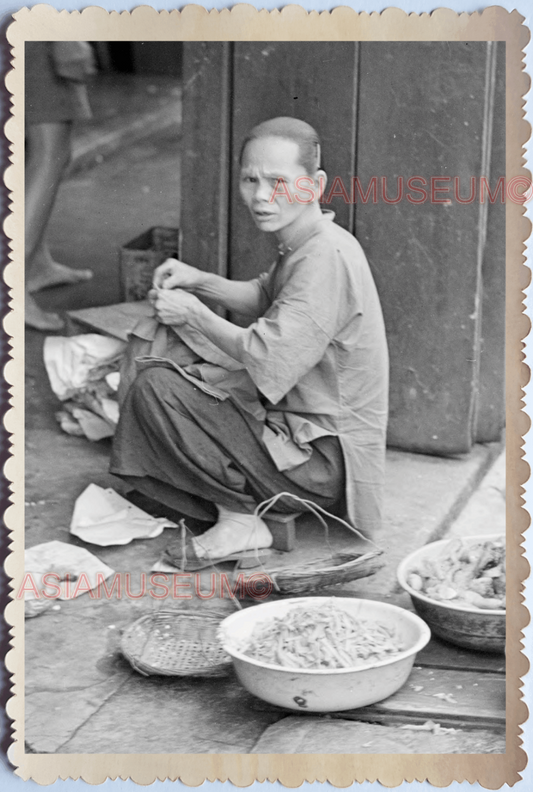 WW2 WOMEN LADY SIDEWALK STREET BOWL FOOD SELLER  Vintage Singapore Photo 17775