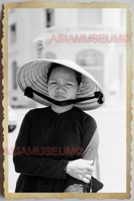 60s Vietnam War STREET SCENE VENDOR ORIENTAL LADY PORTRAIT Vintage Photo 1123