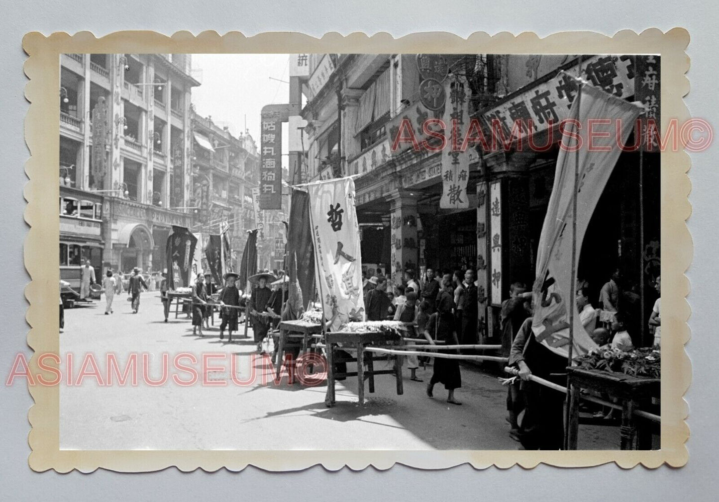 QUEEN'S ROAD SHOP SIGN WOMEN CARRY FLOWER VINTAGE HONG KONG Photo 23085 香港旧照片