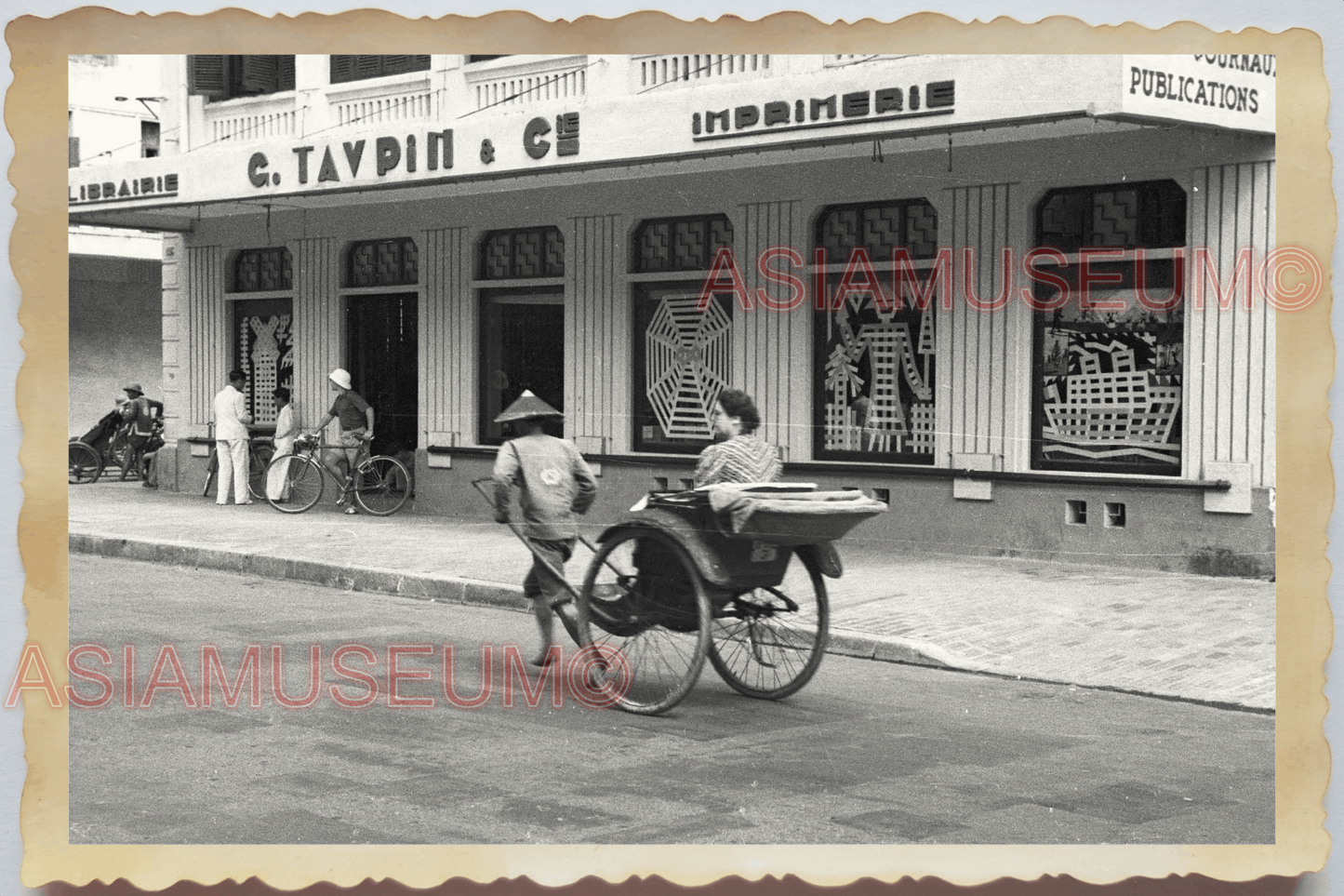 40s WW2 Vietnam STREET SCENE RESTAURANT WESTERN WOMEN SHOP Vintage Photo 04300