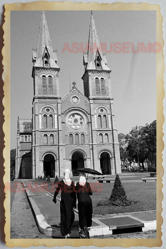 50s Vietnam SAIGON HO CHI MINH NOTRE DAME CHURCH NUN UMBRELLA Vintage Photo 571