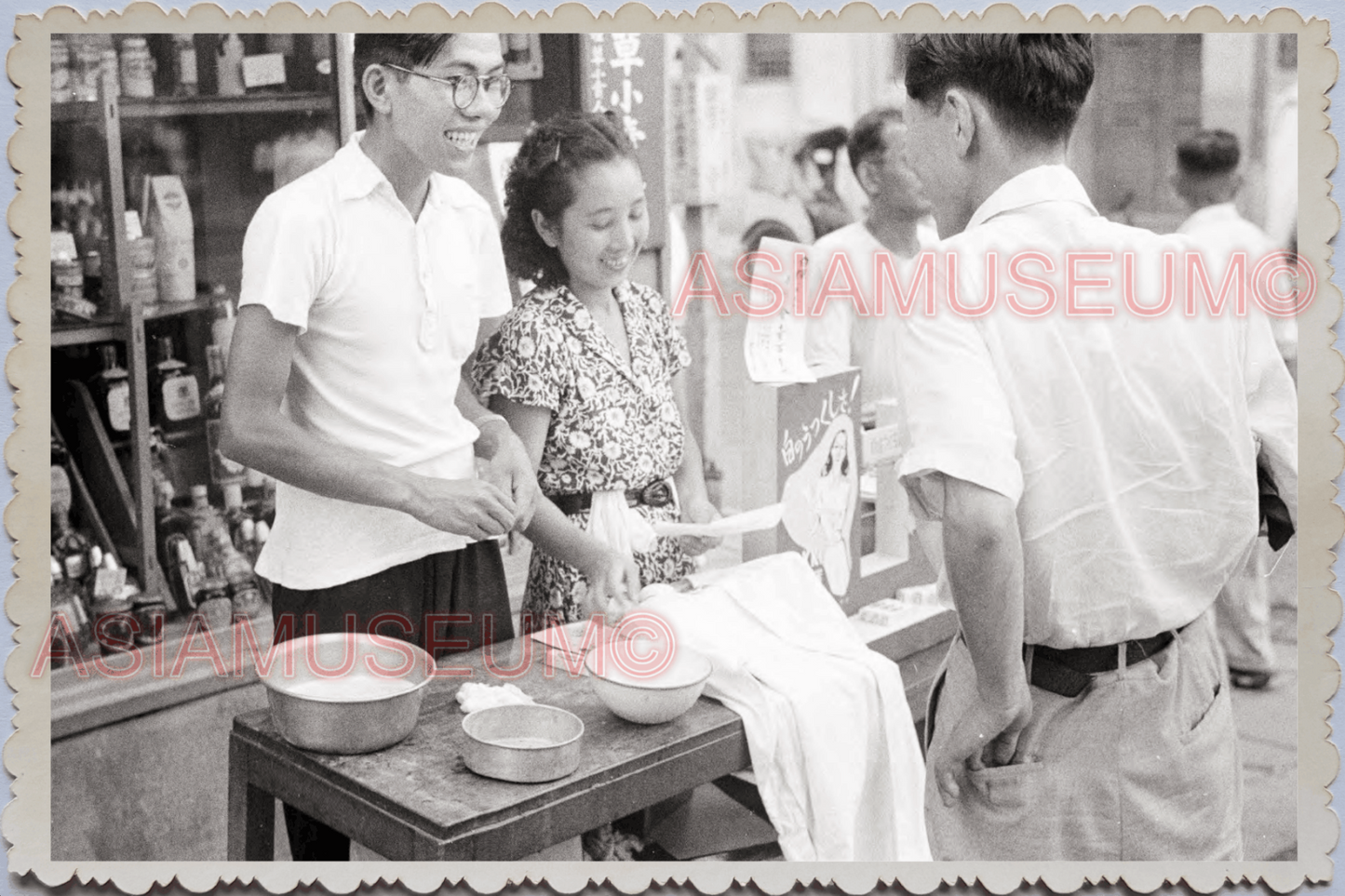 50s JAPAN TOKYO STREET SCENE SOAP FLAKE VENDOR WOMEN MAN Old Vintage Photo 25751