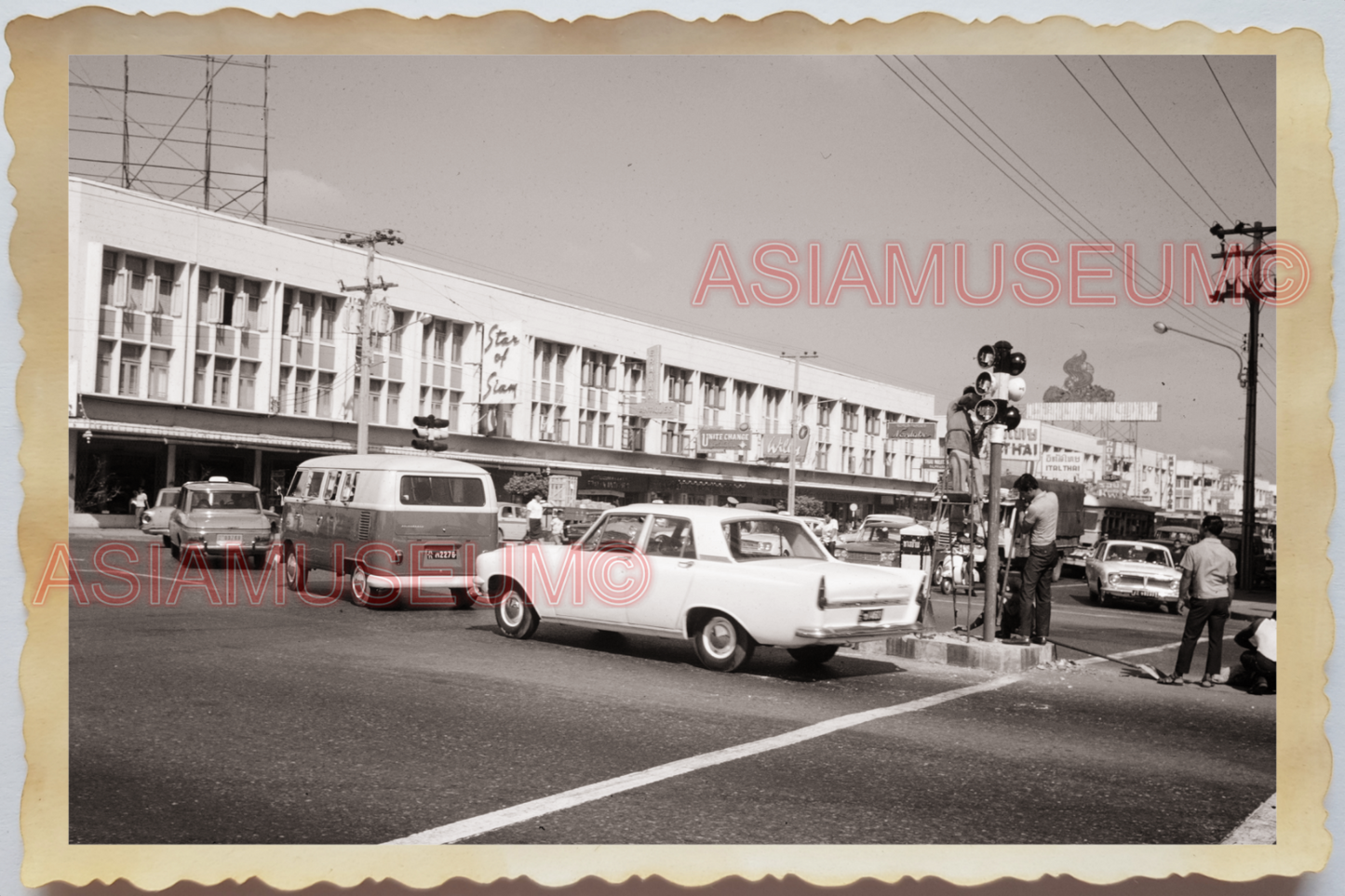 50s THAILAND BANGKOK STREET SCENE CAR BUS VAN TRAFFIC LIGHT VINTAGE Photo 36783