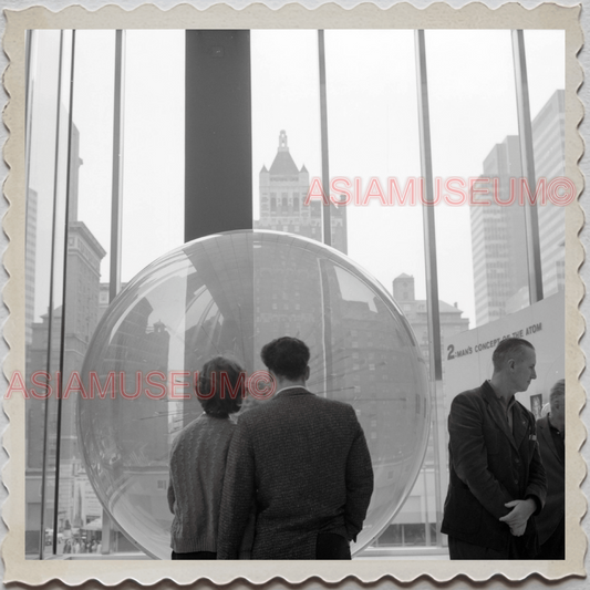 50s MANHATTAN NEW YORK CITY BUILDING SKYLINE STREET MAN VINTAGE USA Photo 11933