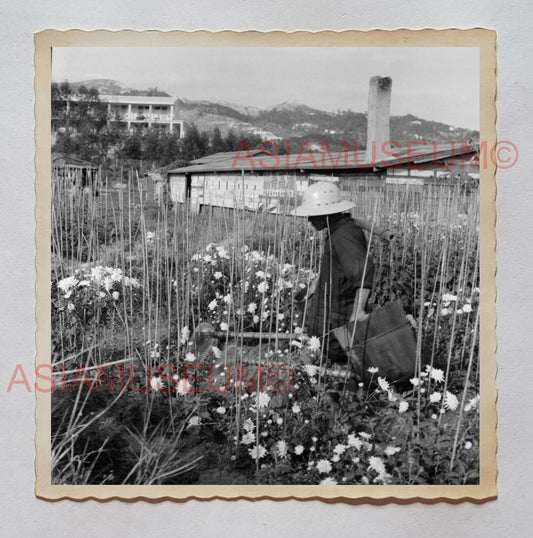 WOMEN LADY FARMER VILLAGE WATERING FLOWER  Vintage Hong Kong Photo 27212 香港旧照片