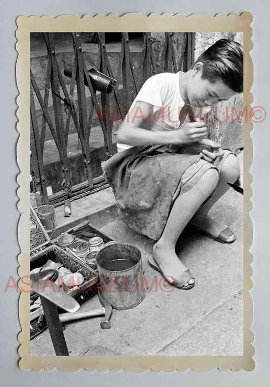 YOUNG MAN STREET REPAIR SHOE STALL ROAD B&W Vintage HONG KONG Photo 22914 香港旧照片