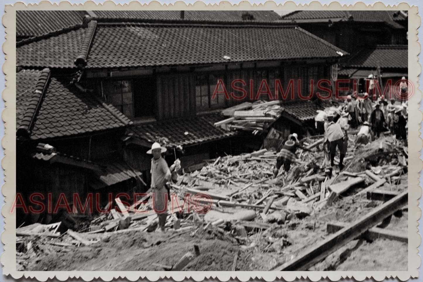 WW2 JAPAN KOBE VILLAGE CHILDREN FLOOD BUILDING RAILROAD MAN Vintage Photo #18809