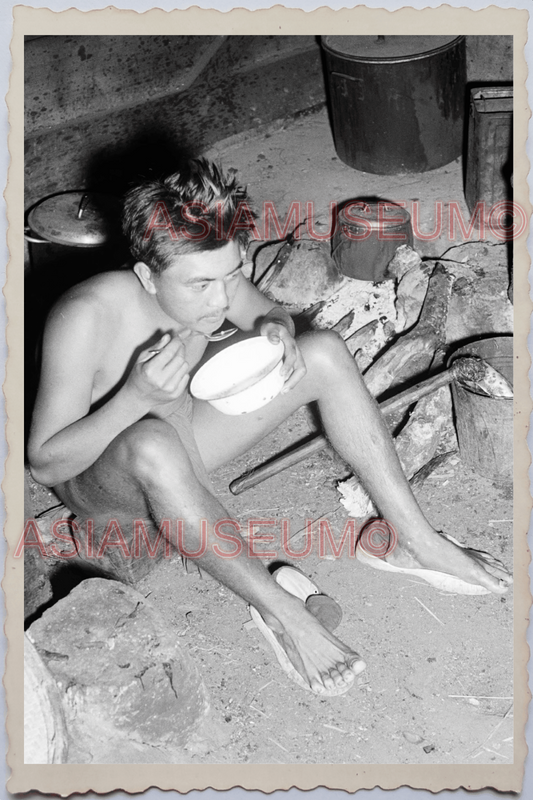 50s PHILIPPINES LUZON CAVEMAN TRIBE MAN PORTRAIT EATING FOOD Vintage Photo 24368