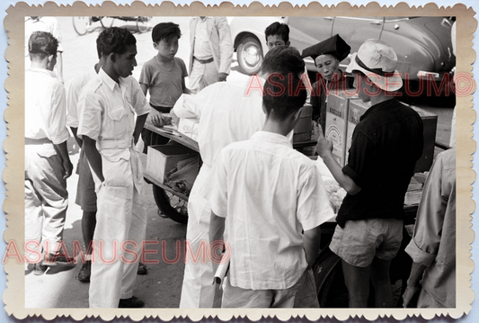 WW2 STREET CROWD GROUP FOOD VENDOR MARKET VINTAGE CAR LADY SINGAPORE PHOTO 30235