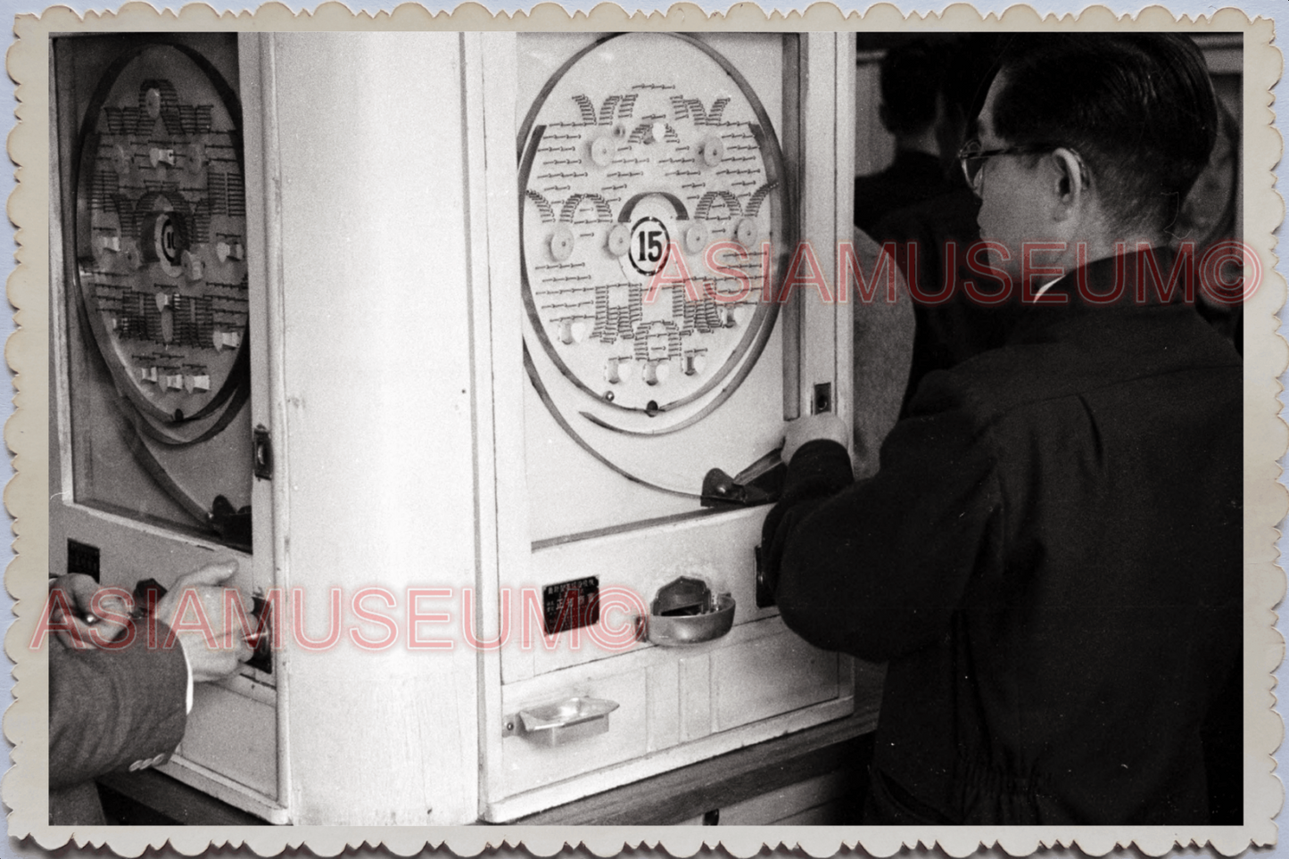 50s JAPAN TOKYO STREET SCENE PACHINKO SHOP ARCADE CENTER MAN Vintage Photo 24929