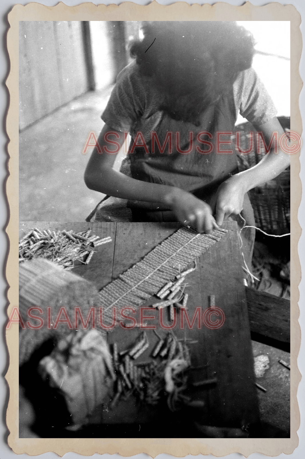 40s MACAU MACAO WOMEN YOUNG LADY FIRECRACKER WORKER  Vintage Photo 澳门旧照片 26360