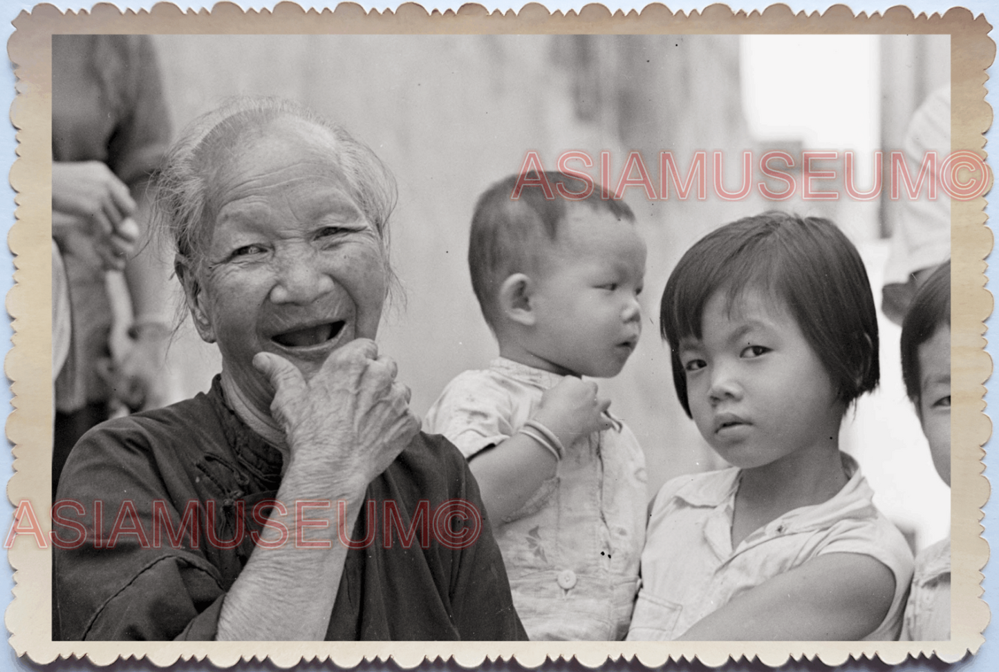 WW2 ELDERLY WOMEN LADY CHILDREN GIRL BOY STREET Vintage Singapore Photo 17781