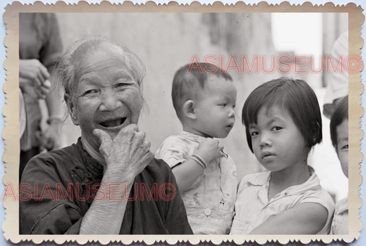 WW2 ELDERLY WOMEN LADY CHILDREN GIRL BOY STREET Vintage Singapore Photo 17781