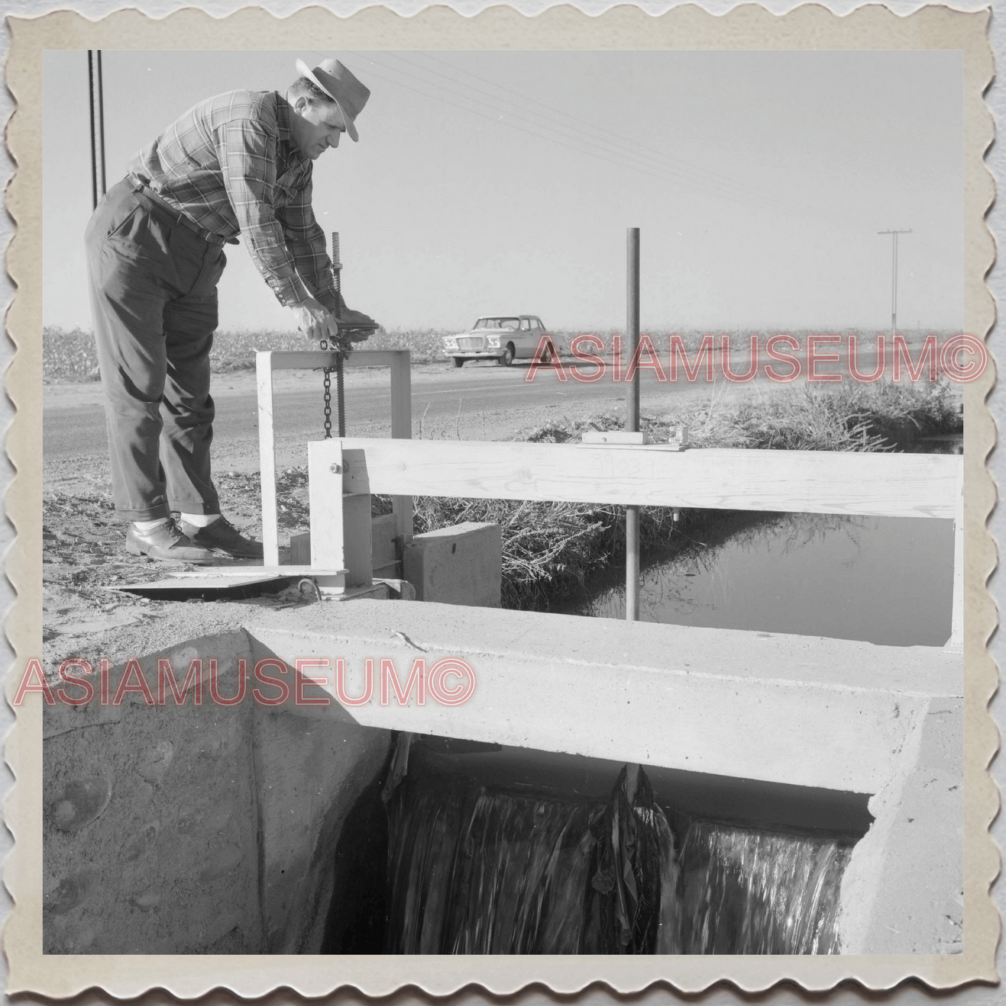 50s PHOENIX CITY MARICOPA COUNTY ARIZONA MAN CAR CANAL VINTAGE USA Photo 10979