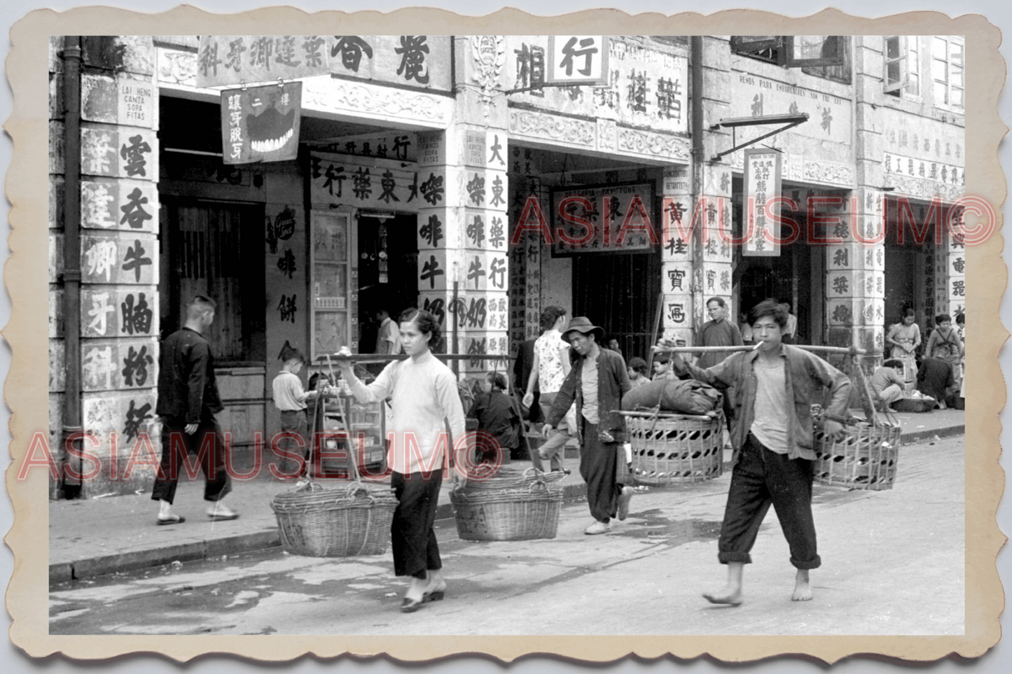 40's MACAU MACAO Street Scene Shop Man Women Yoke Sign Vintage Photo 澳门旧照片 28325