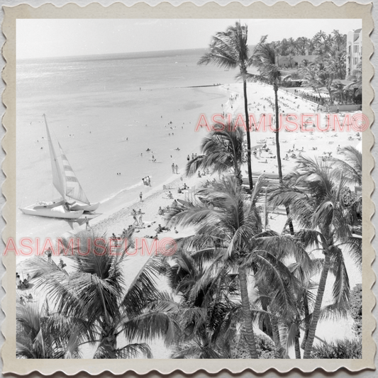 50s HAWAII OAHU HONOLULU WAIKIKI BEACH YACTH MAN VINTAGE AMERICA USA Photo 11741