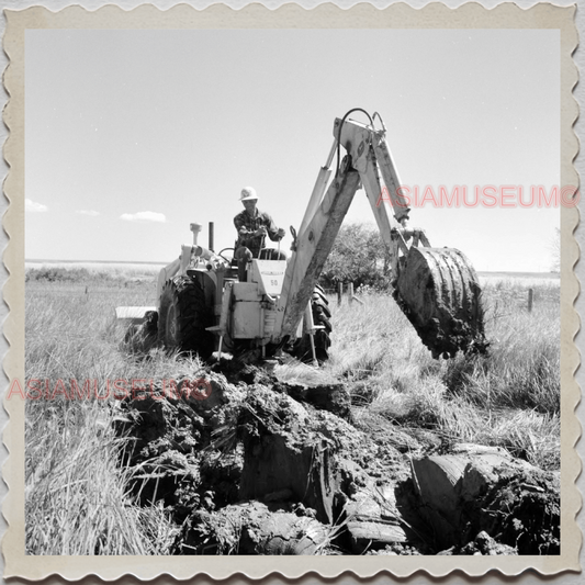 50s ROUNDUP MUSSELSHELL MONTANA EXCAVATOR MAN FARM FIELD VINTAGE USA Photo 8485