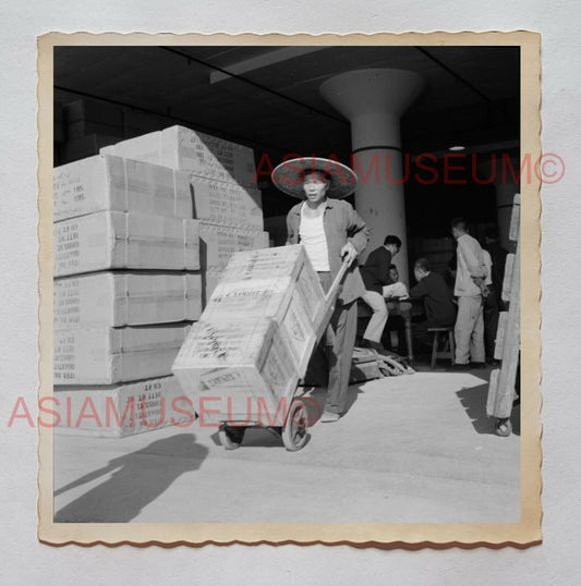 COOLIE WORKER CRATE CARGO PORT HARBOR B&W Vintage Hong Kong Photo 27249 香港旧照片