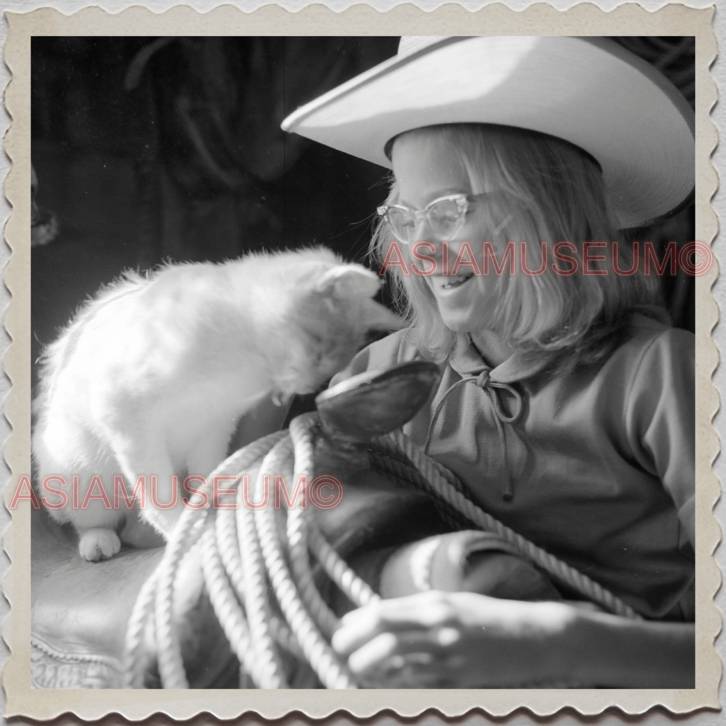 40s AUGUSTA KRONE RANCH COWBOY GIRL CAT BARN VINTAGE OLD USA AMERICA Photo S9308