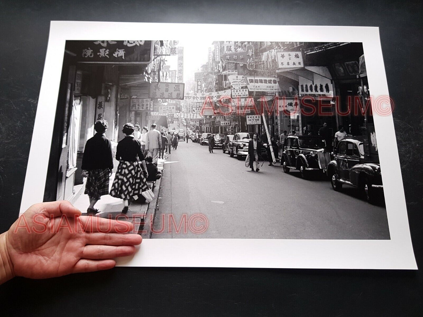 40's Large HONG KONG LADY STREET SCENE SHOPPING CAR SIGN Old Vintage Photo 香港老照片