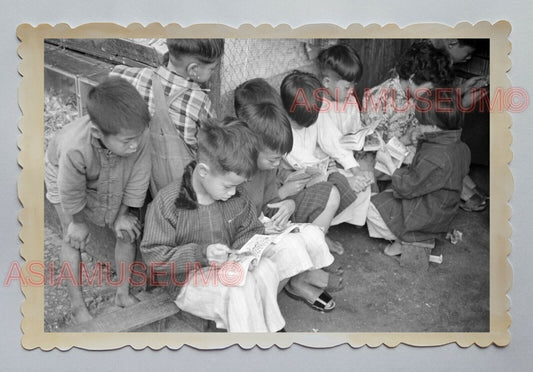 CHILDREN PORTRAIT BOY GIRL READ BOOK STREET VINTAGE HONG KONG Photo 23364 香港旧照片