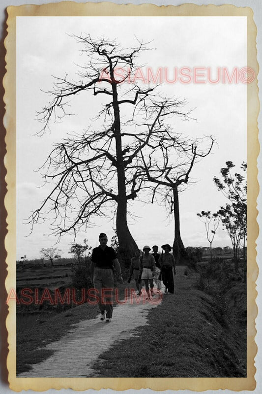 50s Vietnam SAIGON FRANCE USA ARMY SOLDIER VILLAGE RIFLE GUN Vintage Photo #977