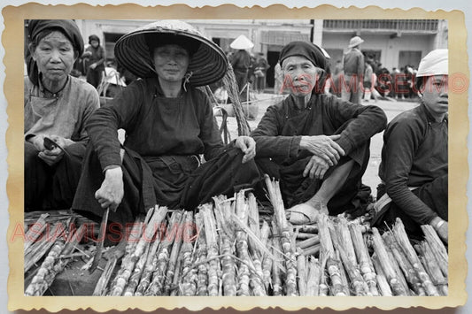 50s Vietnam SAIGON STREET SCENE MARKET LADY FOOD FRUIT OLD Vintage Photo 1386