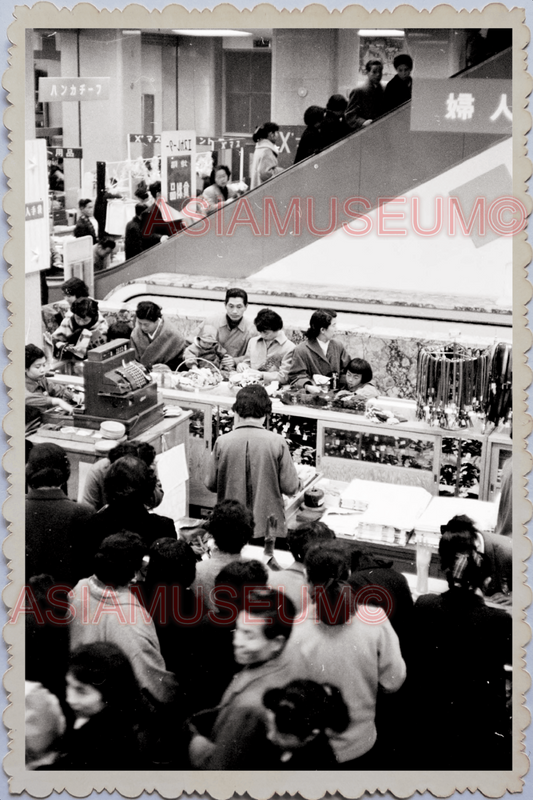 40s WW2 JAPAN TOKYO DEPARTMENTAL STORE SHOPPING CUSTOMER JEWELRY Old Photo 25098